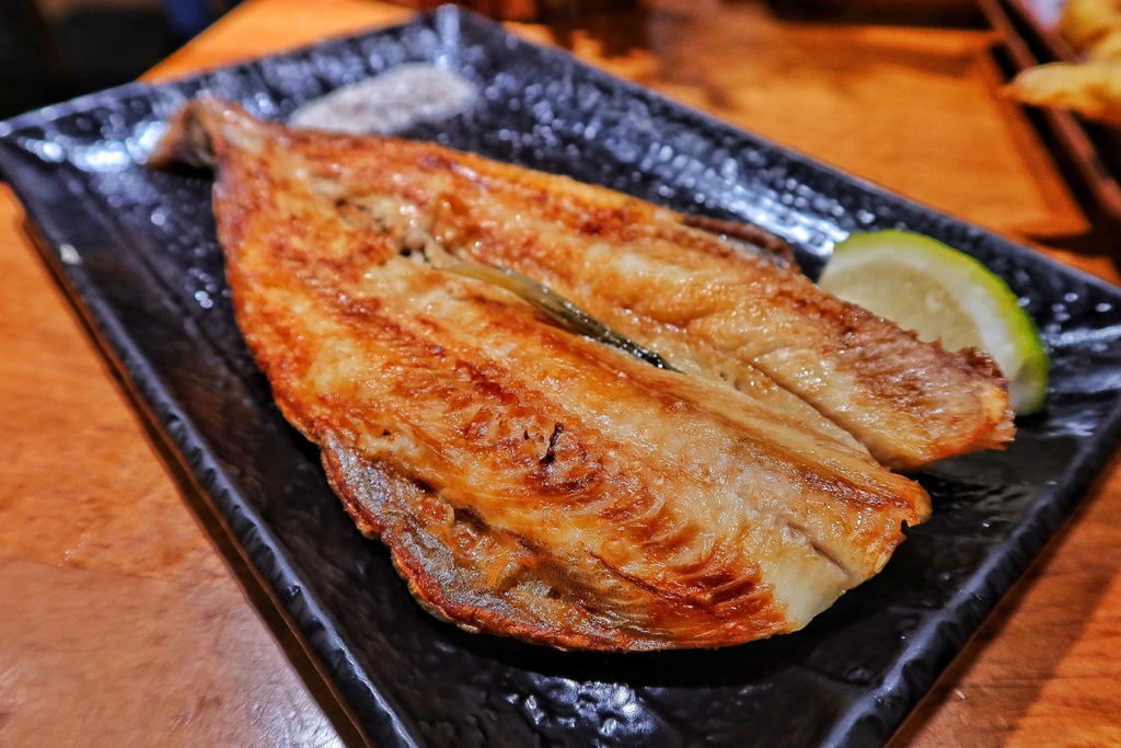 【板橋府中美食】久天居酒屋，爽吃手掌大生蠔跟超厚生魚片，高CP串燒炸物日料通通有! @混血珊莎的奇幻旅程
