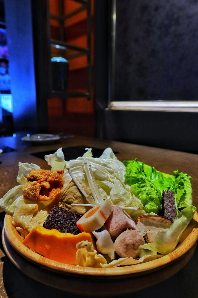 【台中鍋物】論石間鍋物 台中國美店│任選數十種美味湯底│海鮮拚盤10種海鮮超澎派│只要290元起小農蔬菜鍋料無限吃 @混血珊莎的奇幻旅程