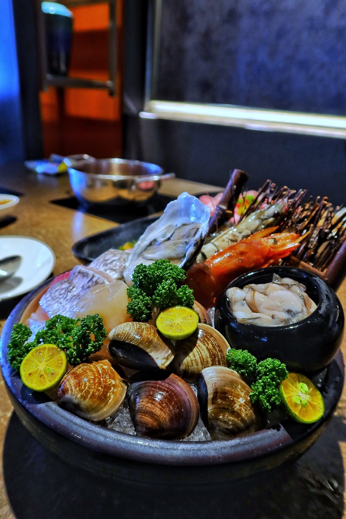 【台中鍋物】論石間鍋物 台中國美店│任選數十種美味湯底│海鮮拚盤10種海鮮超澎派│只要290元起小農蔬菜鍋料無限吃 @混血珊莎的奇幻旅程