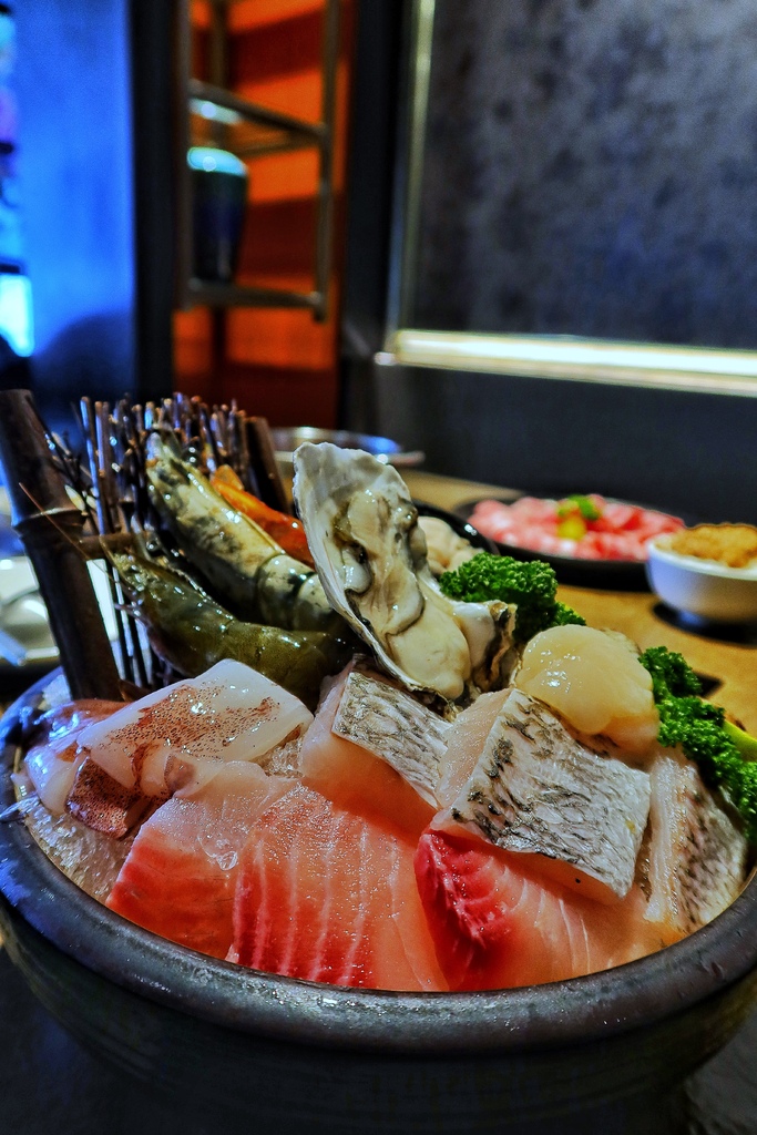 【台中鍋物】論石間鍋物 台中國美店│任選數十種美味湯底│海鮮拚盤10種海鮮超澎派│只要290元起小農蔬菜鍋料無限吃 @混血珊莎的奇幻旅程