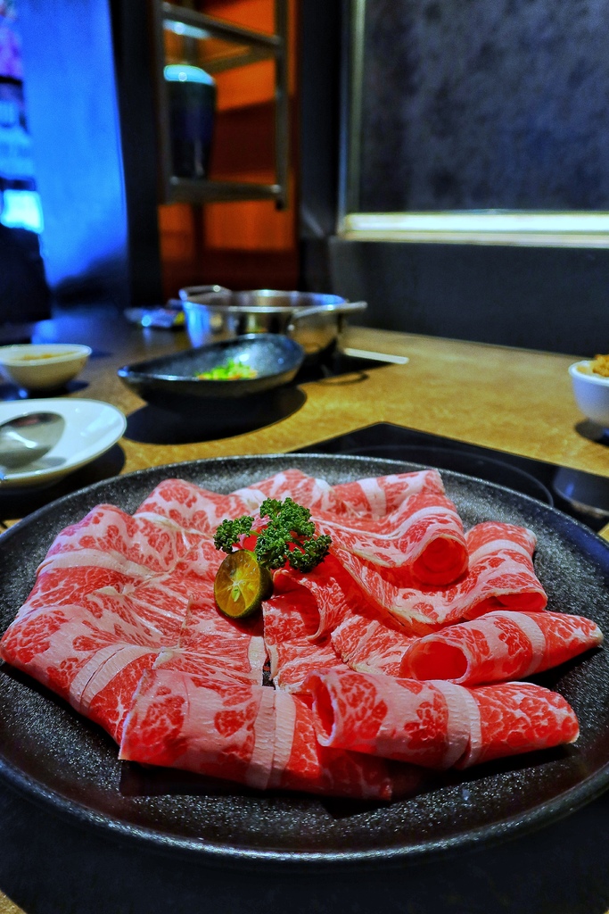 【台中鍋物】論石間鍋物 台中國美店│任選數十種美味湯底│海鮮拚盤10種海鮮超澎派│只要290元起小農蔬菜鍋料無限吃 @混血珊莎的奇幻旅程
