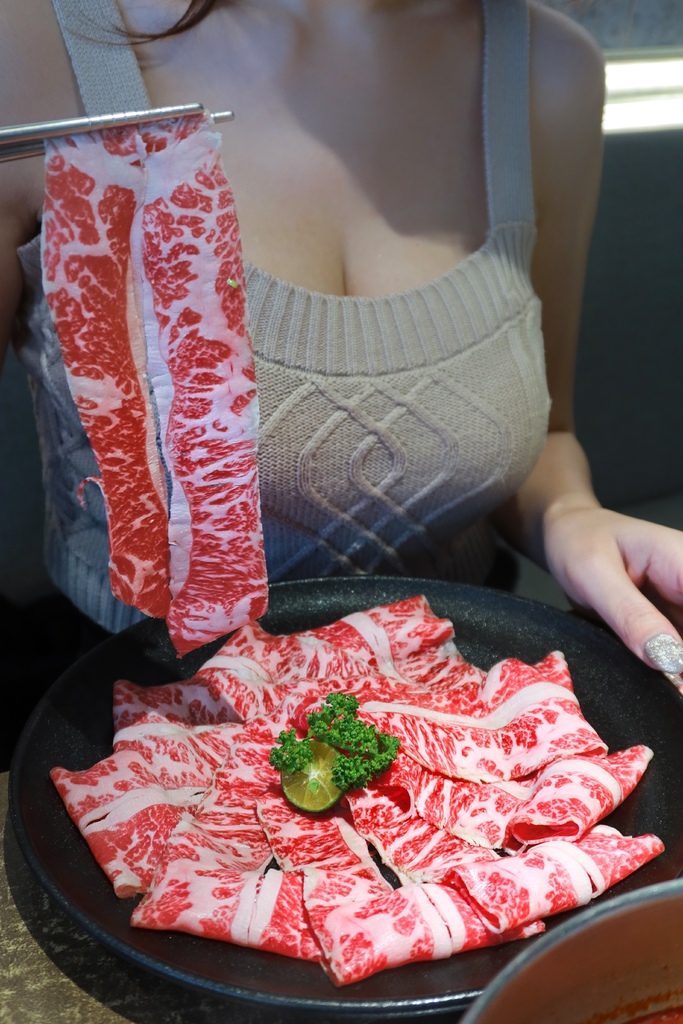 【台中鍋物】論石間鍋物 台中國美店│任選數十種美味湯底│海鮮拚盤10種海鮮超澎派│只要290元起小農蔬菜鍋料無限吃 @混血珊莎的奇幻旅程