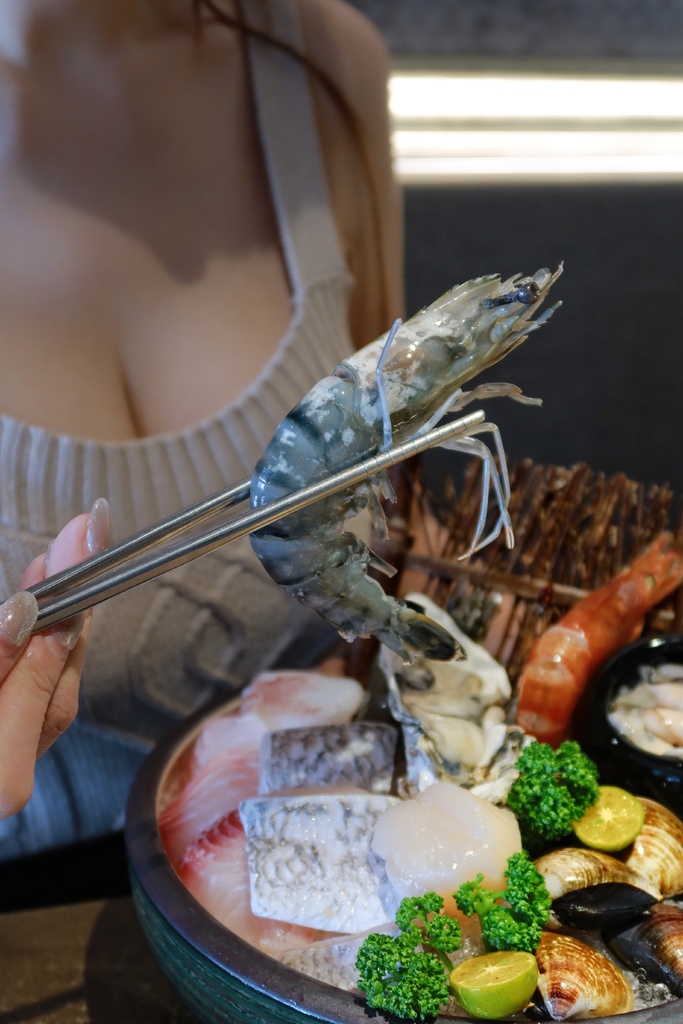 【台中鍋物】論石間鍋物 台中國美店│任選數十種美味湯底│海鮮拚盤10種海鮮超澎派│只要290元起小農蔬菜鍋料無限吃 @混血珊莎的奇幻旅程