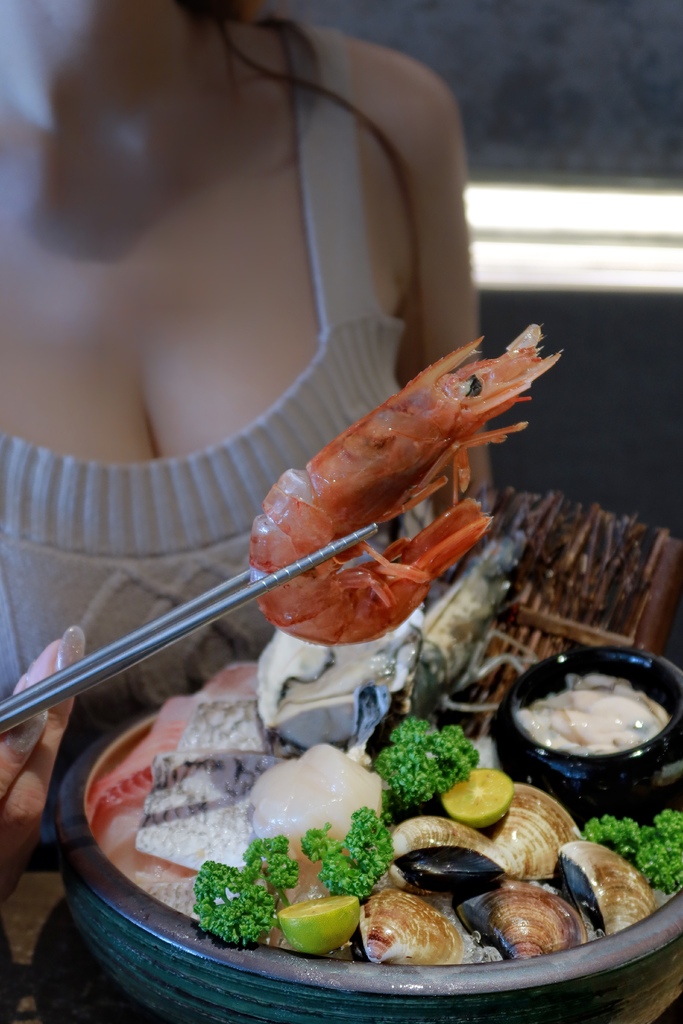 【台中鍋物】論石間鍋物 台中國美店│任選數十種美味湯底│海鮮拚盤10種海鮮超澎派│只要290元起小農蔬菜鍋料無限吃 @混血珊莎的奇幻旅程