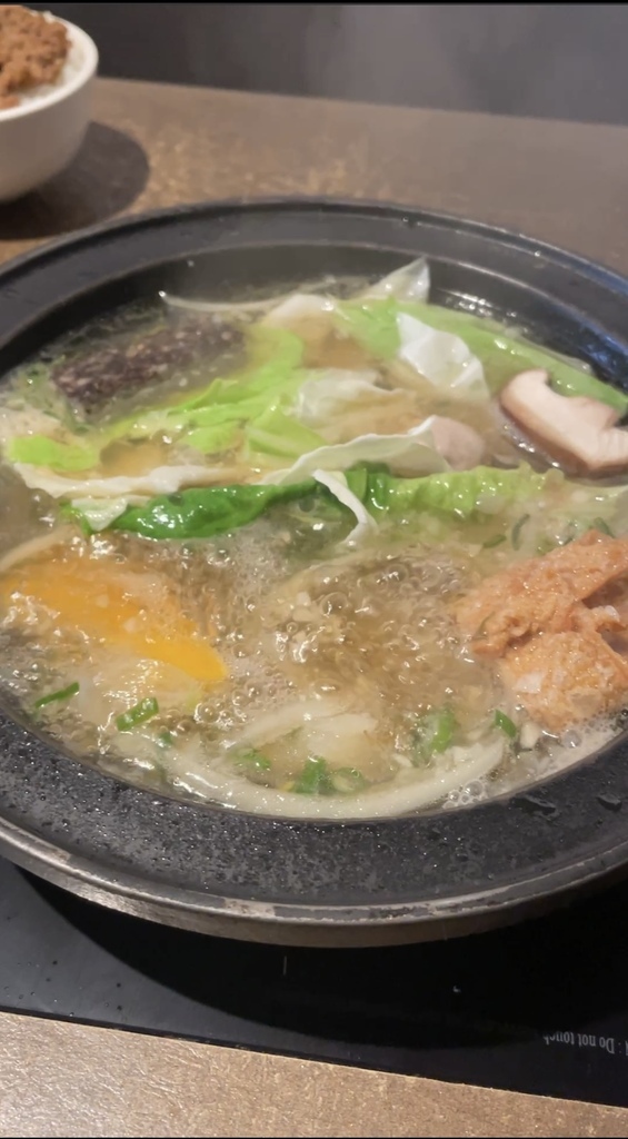 【台中鍋物】論石間鍋物 台中國美店│任選數十種美味湯底│海鮮拚盤10種海鮮超澎派│只要290元起小農蔬菜鍋料無限吃 @混血珊莎的奇幻旅程
