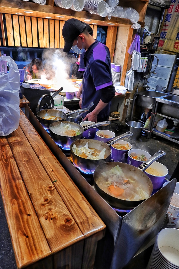 【彰化臭豆腐】御國香 麻辣臭豆腐，超人氣排隊美食，會噴汁的麻辣鴨血臭豆腐，必吃超澎湃海龍王麻辣鍋! @混血珊莎的奇幻旅程