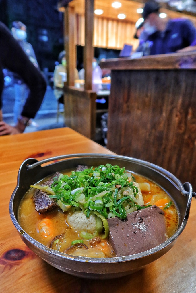 【彰化臭豆腐】御國香 麻辣臭豆腐，超人氣排隊美食，會噴汁的麻辣鴨血臭豆腐，必吃超澎湃海龍王麻辣鍋! @混血珊莎的奇幻旅程
