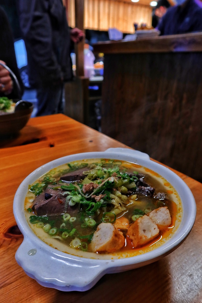 【彰化臭豆腐】御國香 麻辣臭豆腐，超人氣排隊美食，會噴汁的麻辣鴨血臭豆腐，必吃超澎湃海龍王麻辣鍋! @混血珊莎的奇幻旅程
