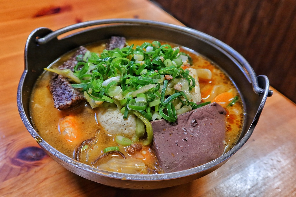 【彰化臭豆腐】御國香 麻辣臭豆腐，超人氣排隊美食，會噴汁的麻辣鴨血臭豆腐，必吃超澎湃海龍王麻辣鍋! @混血珊莎的奇幻旅程