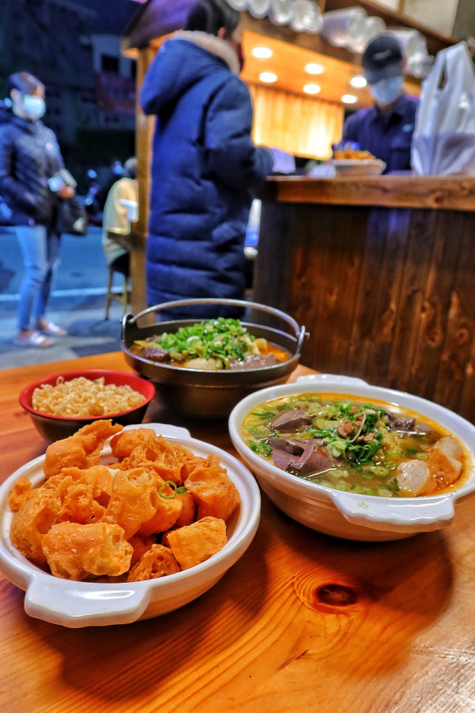 【彰化臭豆腐】御國香 麻辣臭豆腐，超人氣排隊美食，會噴汁的麻辣鴨血臭豆腐，必吃超澎湃海龍王麻辣鍋! @混血珊莎的奇幻旅程
