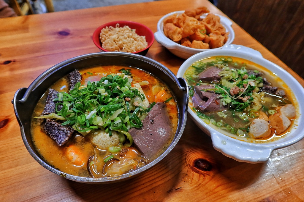 【彰化臭豆腐】御國香 麻辣臭豆腐，超人氣排隊美食，會噴汁的麻辣鴨血臭豆腐，必吃超澎湃海龍王麻辣鍋! @混血珊莎的奇幻旅程