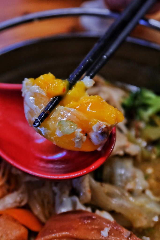 【彰化臭豆腐】御國香 麻辣臭豆腐，超人氣排隊美食，會噴汁的麻辣鴨血臭豆腐，必吃超澎湃海龍王麻辣鍋! @混血珊莎的奇幻旅程