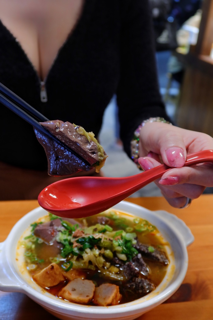【彰化臭豆腐】御國香 麻辣臭豆腐，超人氣排隊美食，會噴汁的麻辣鴨血臭豆腐，必吃超澎湃海龍王麻辣鍋! @混血珊莎的奇幻旅程