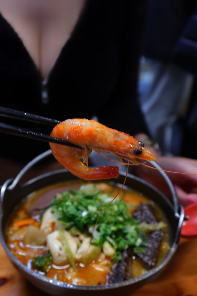【彰化臭豆腐】御國香 麻辣臭豆腐，超人氣排隊美食，會噴汁的麻辣鴨血臭豆腐，必吃超澎湃海龍王麻辣鍋! @混血珊莎的奇幻旅程