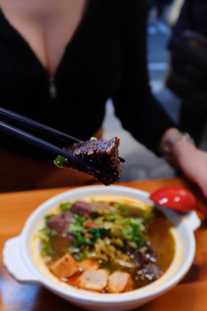 【彰化臭豆腐】御國香 麻辣臭豆腐，超人氣排隊美食，會噴汁的麻辣鴨血臭豆腐，必吃超澎湃海龍王麻辣鍋! @混血珊莎的奇幻旅程