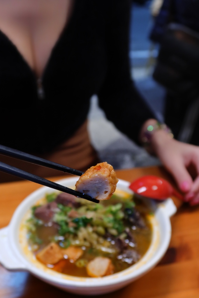 【彰化臭豆腐】御國香 麻辣臭豆腐，超人氣排隊美食，會噴汁的麻辣鴨血臭豆腐，必吃超澎湃海龍王麻辣鍋! @混血珊莎的奇幻旅程
