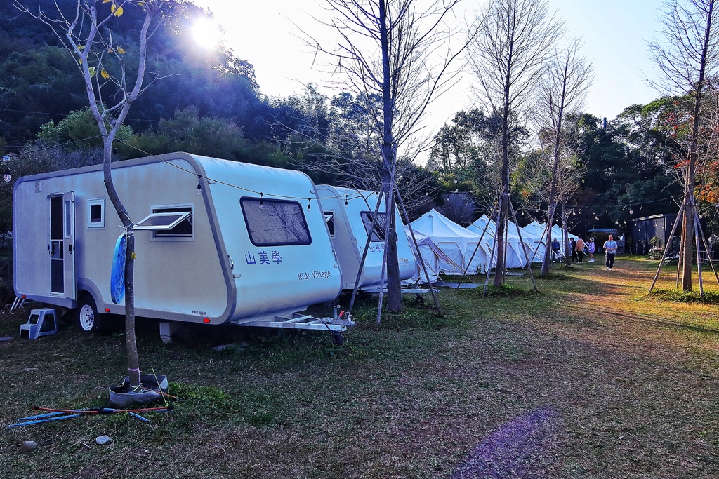 【苗栗露營車】山美學，大湖懶人露營，烤肉BBQ晚餐，遠離塵囂的絕美山景! @混血珊莎的奇幻旅程