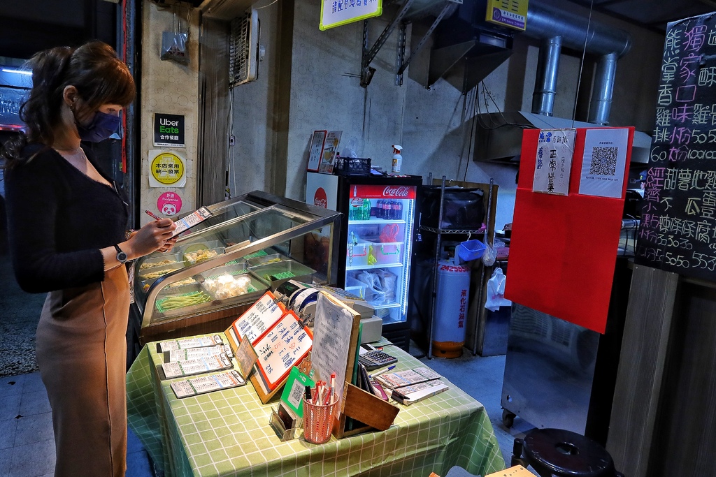 【台中雞排】熊掌香雞排，比臉大雞排酥脆多汁，必吃台式復古鹹酥雞，自製醃料雞排健康又美味! @混血珊莎的奇幻旅程