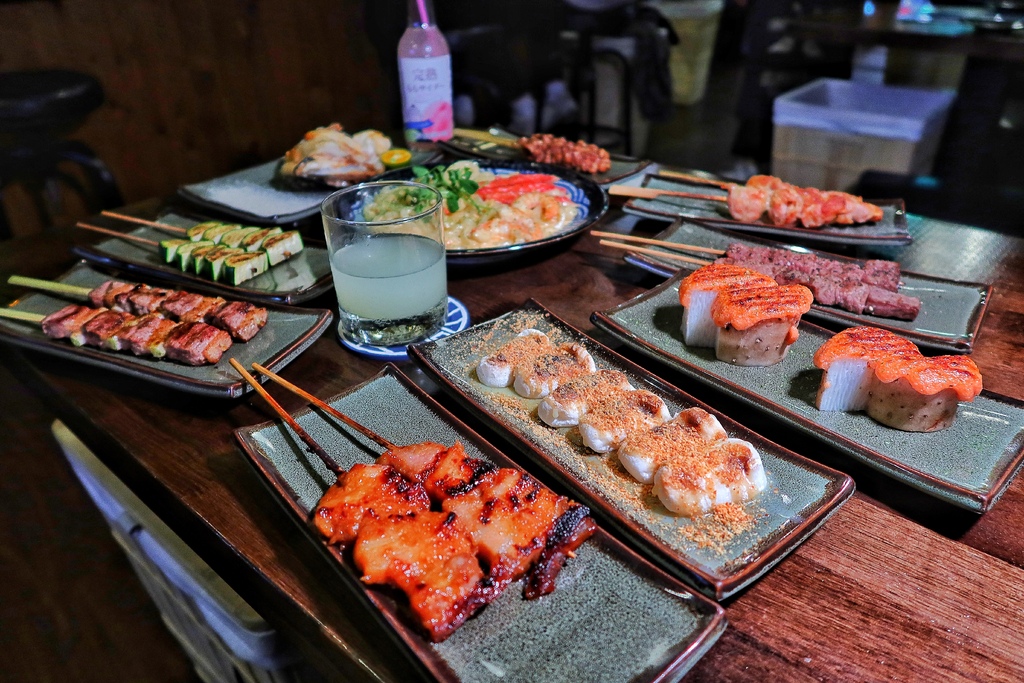 【三重居酒屋】老味噌居酒屋 三重店，日式風格居酒屋，必吃招牌炭火串燒! @混血珊莎的奇幻旅程