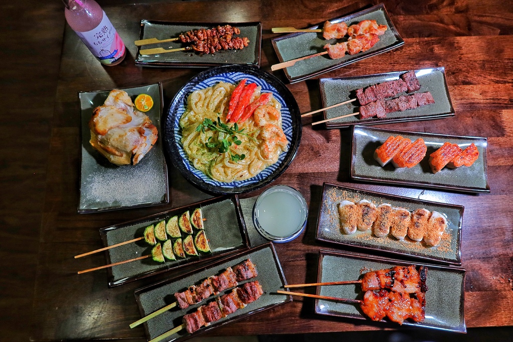 【三重居酒屋】老味噌居酒屋 三重店，日式風格居酒屋，必吃招牌炭火串燒! @混血珊莎的奇幻旅程