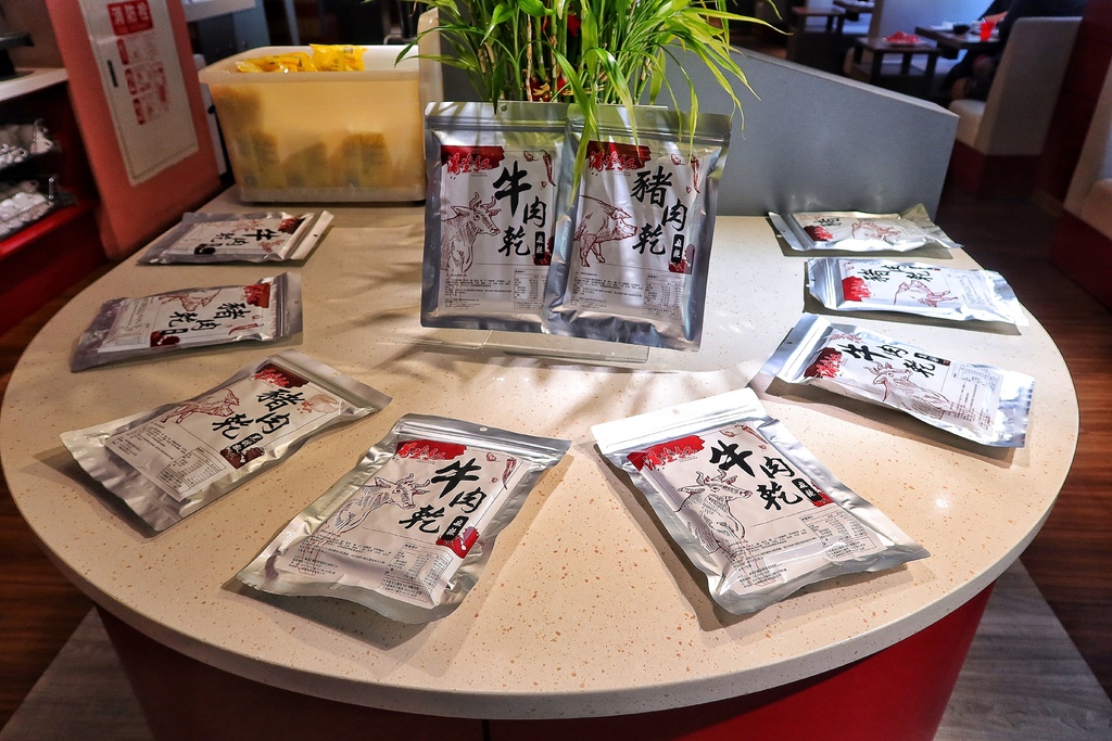 【滿堂紅頂級麻辣鴛鴦鍋】超浮誇比臉大肉片，巨無霸海鮮無限爽吃! @混血珊莎的奇幻旅程