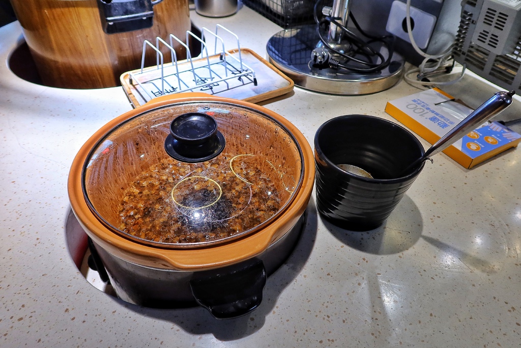 【滿堂紅頂級麻辣鴛鴦鍋】超浮誇比臉大肉片，巨無霸海鮮無限爽吃! @混血珊莎的奇幻旅程