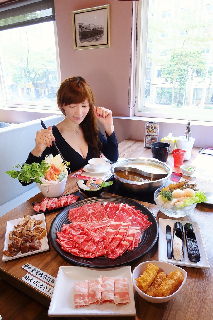 【滿堂紅頂級麻辣鴛鴦鍋】超浮誇比臉大肉片，巨無霸海鮮無限爽吃! @混血珊莎的奇幻旅程
