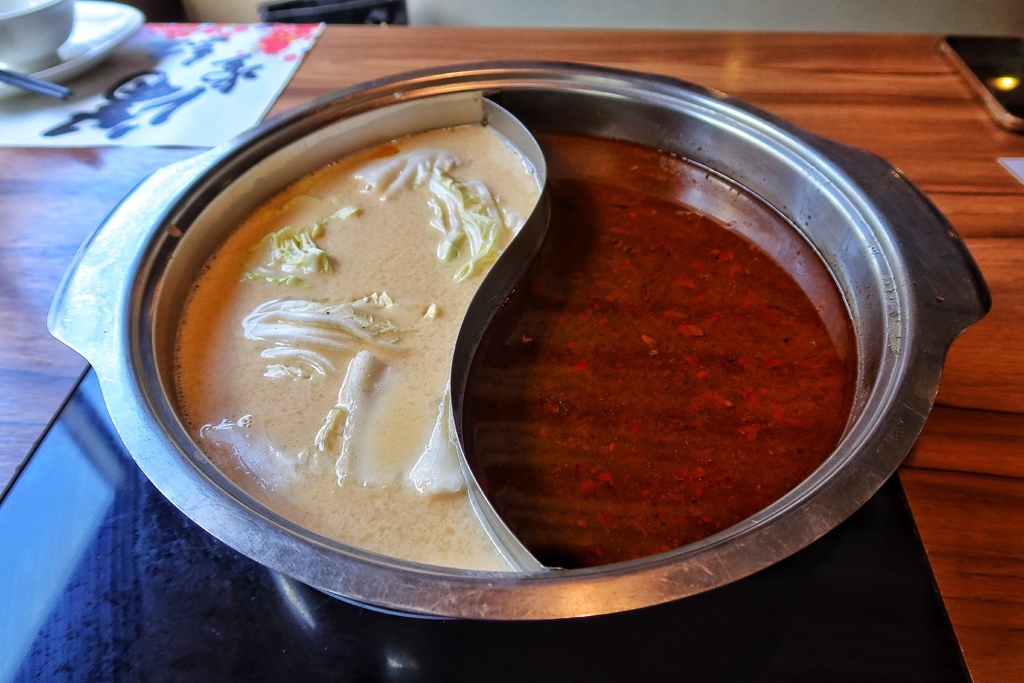 【滿堂紅頂級麻辣鴛鴦鍋】超浮誇比臉大肉片，巨無霸海鮮無限爽吃! @混血珊莎的奇幻旅程