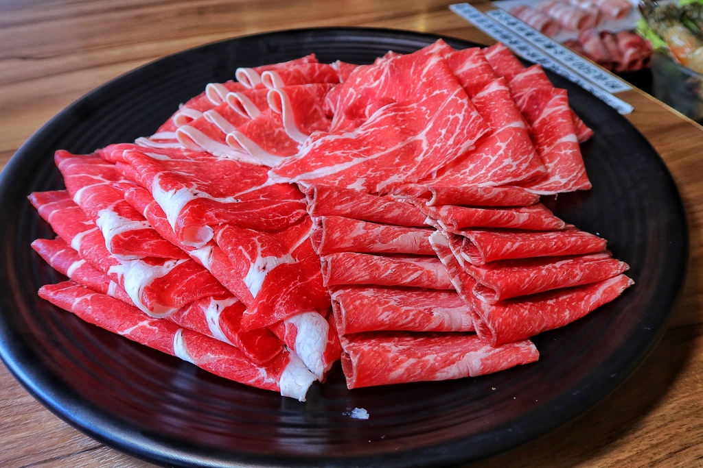【滿堂紅頂級麻辣鴛鴦鍋】超浮誇比臉大肉片，巨無霸海鮮無限爽吃! @混血珊莎的奇幻旅程