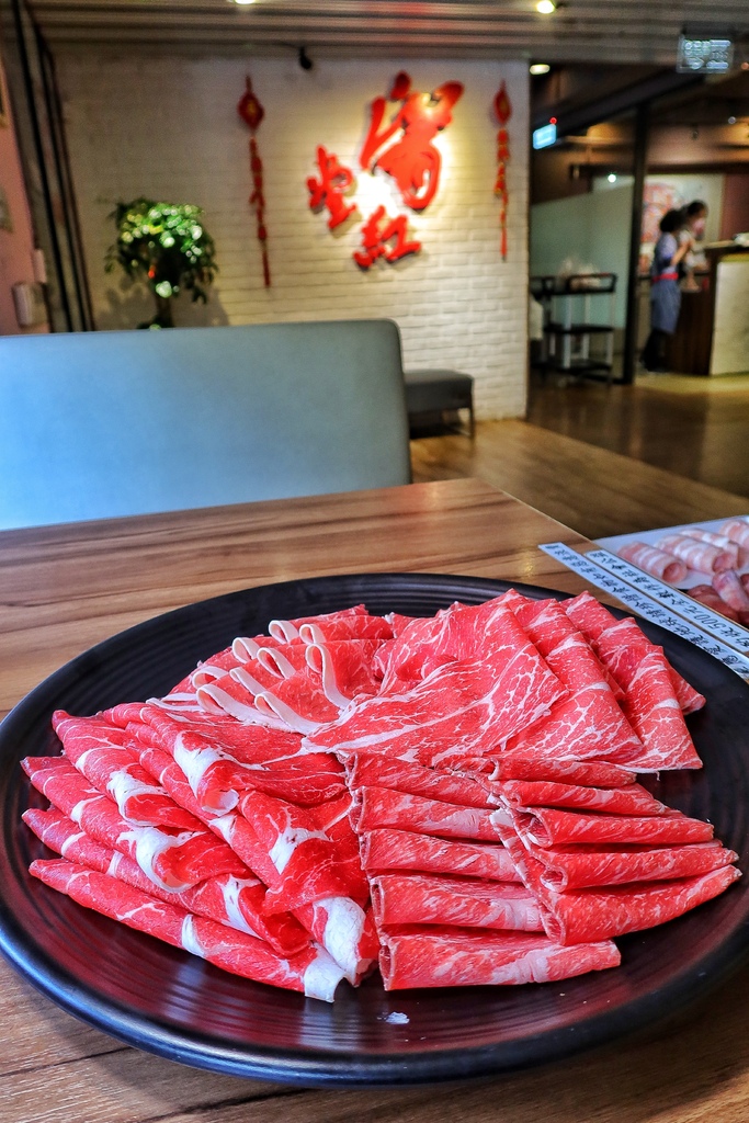 【滿堂紅頂級麻辣鴛鴦鍋】超浮誇比臉大肉片，巨無霸海鮮無限爽吃! @混血珊莎的奇幻旅程