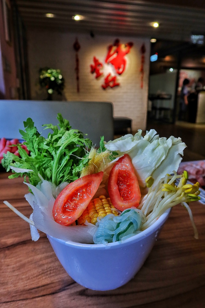 【滿堂紅頂級麻辣鴛鴦鍋】超浮誇比臉大肉片，巨無霸海鮮無限爽吃! @混血珊莎的奇幻旅程