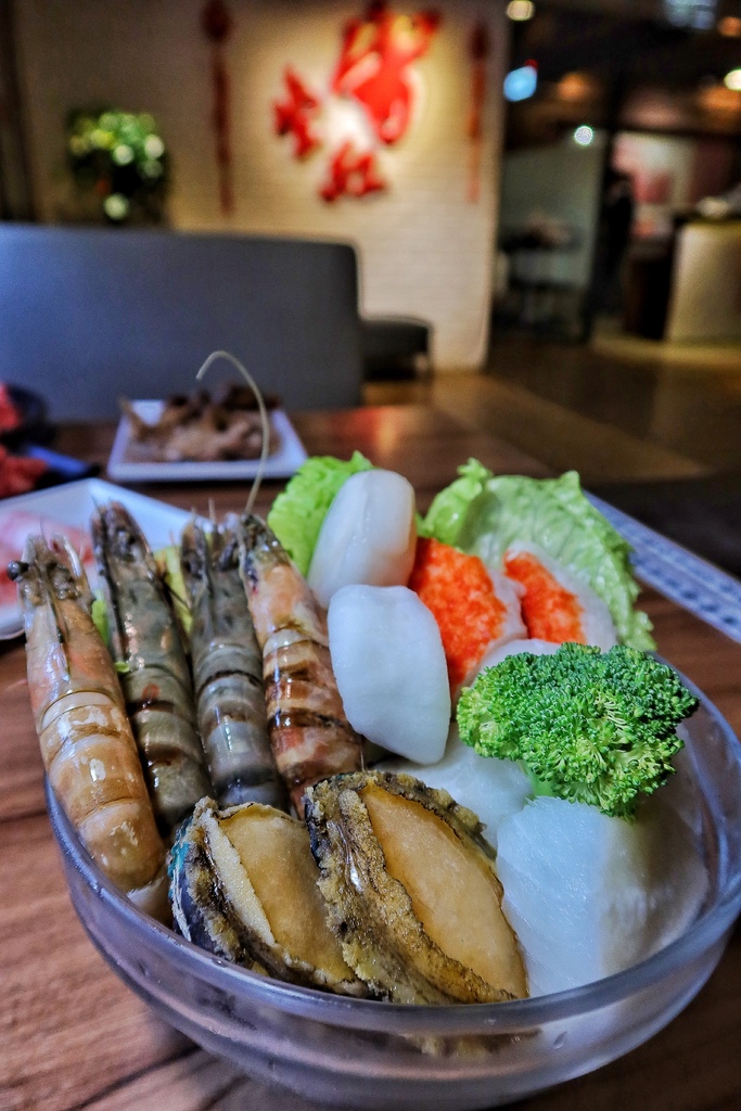 【滿堂紅頂級麻辣鴛鴦鍋】超浮誇比臉大肉片，巨無霸海鮮無限爽吃! @混血珊莎的奇幻旅程