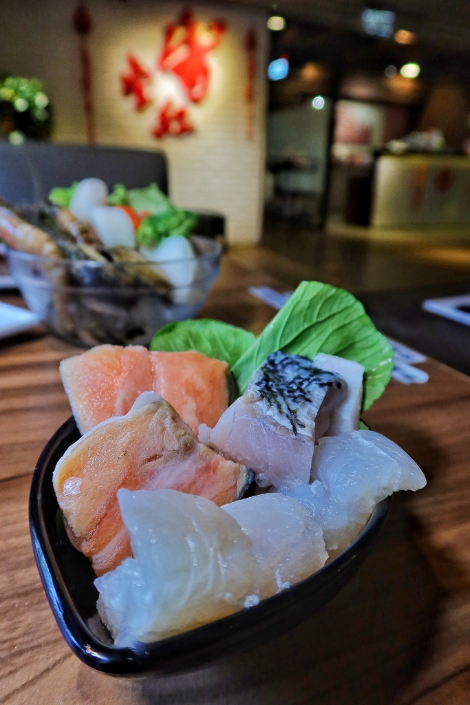 【滿堂紅頂級麻辣鴛鴦鍋】超浮誇比臉大肉片，巨無霸海鮮無限爽吃! @混血珊莎的奇幻旅程