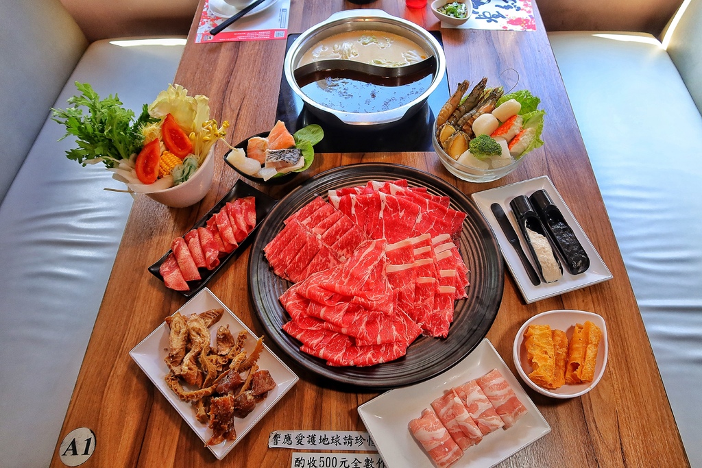 【滿堂紅頂級麻辣鴛鴦鍋】超浮誇比臉大肉片，巨無霸海鮮無限爽吃! @混血珊莎的奇幻旅程