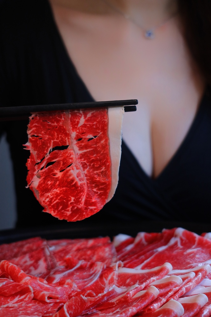 【滿堂紅頂級麻辣鴛鴦鍋】超浮誇比臉大肉片，巨無霸海鮮無限爽吃! @混血珊莎的奇幻旅程
