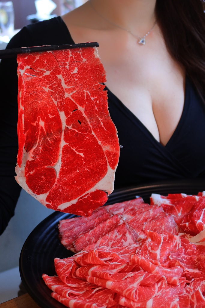 【滿堂紅頂級麻辣鴛鴦鍋】超浮誇比臉大肉片，巨無霸海鮮無限爽吃! @混血珊莎的奇幻旅程