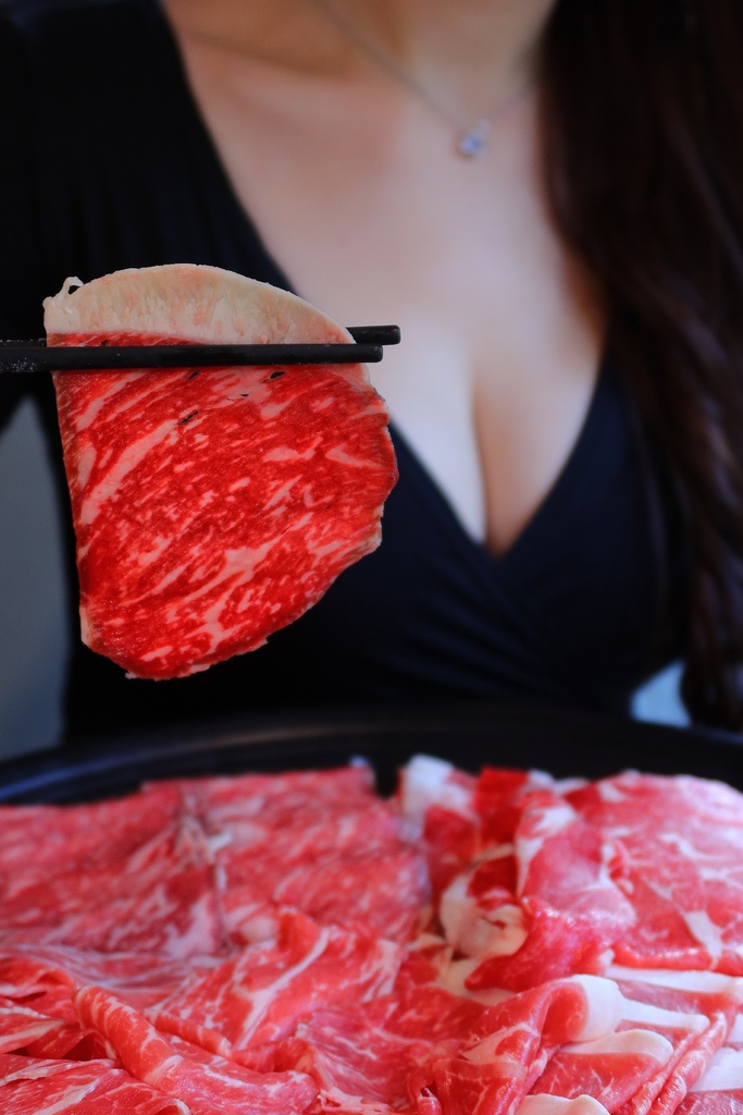 【滿堂紅頂級麻辣鴛鴦鍋】超浮誇比臉大肉片，巨無霸海鮮無限爽吃! @混血珊莎的奇幻旅程
