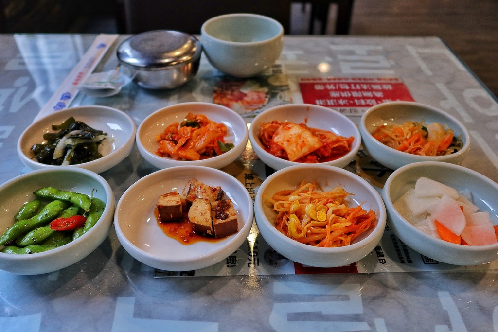 【台中韓式料理】奇加化韓國料理，南屯老字號台中韓式餐廳，多種小菜吃到飽! @混血珊莎的奇幻旅程