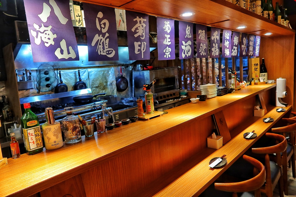 【南京三民美食】饕酒窩居酒屋，比臉大鯖魚一夜干，會牽絲的起司烘蛋太邪惡! @混血珊莎的奇幻旅程
