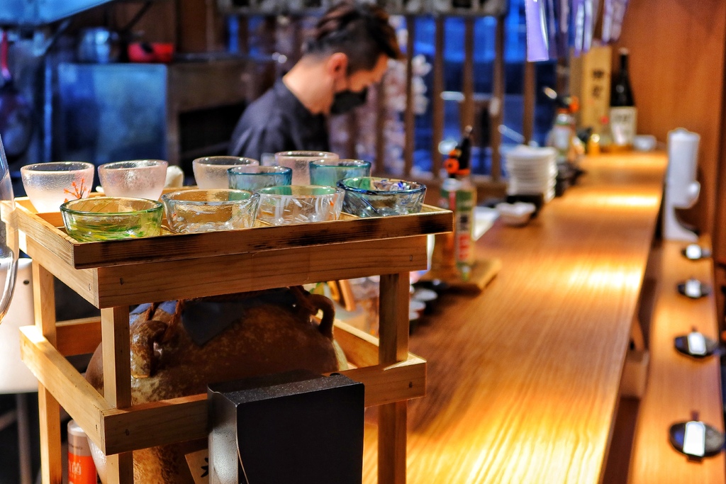 【南京三民美食】饕酒窩居酒屋，比臉大鯖魚一夜干，會牽絲的起司烘蛋太邪惡! @混血珊莎的奇幻旅程