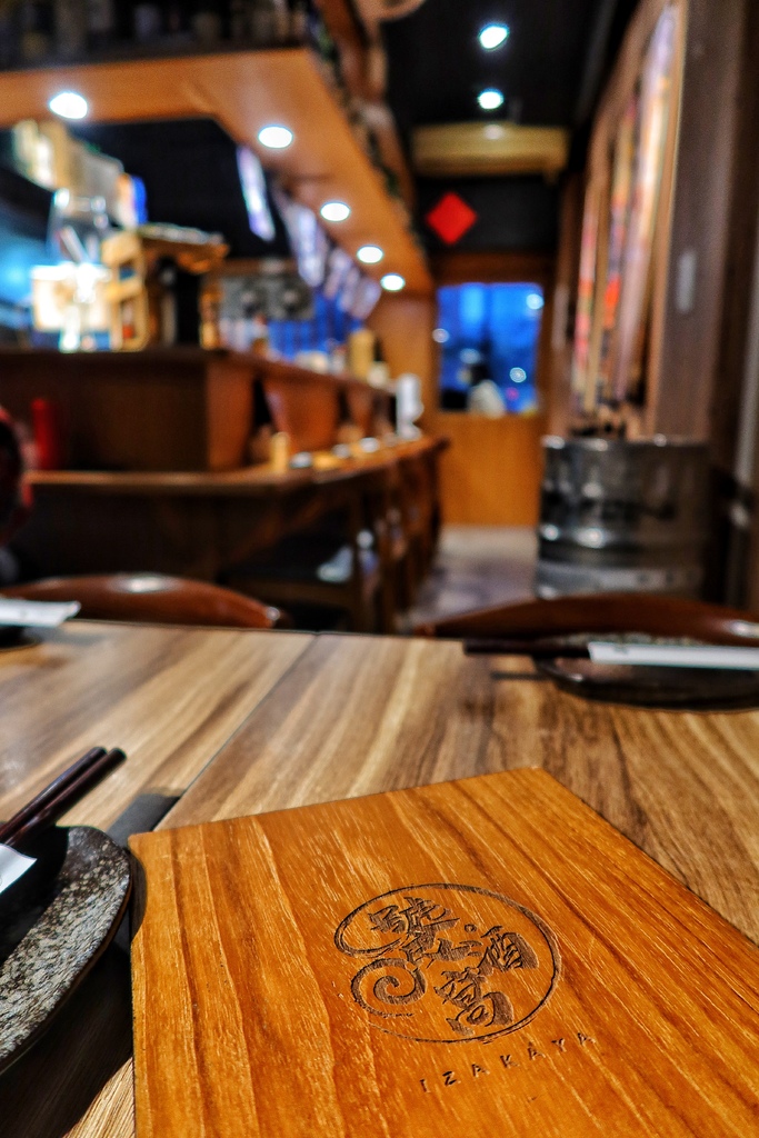 【南京三民美食】饕酒窩居酒屋，比臉大鯖魚一夜干，會牽絲的起司烘蛋太邪惡! @混血珊莎的奇幻旅程