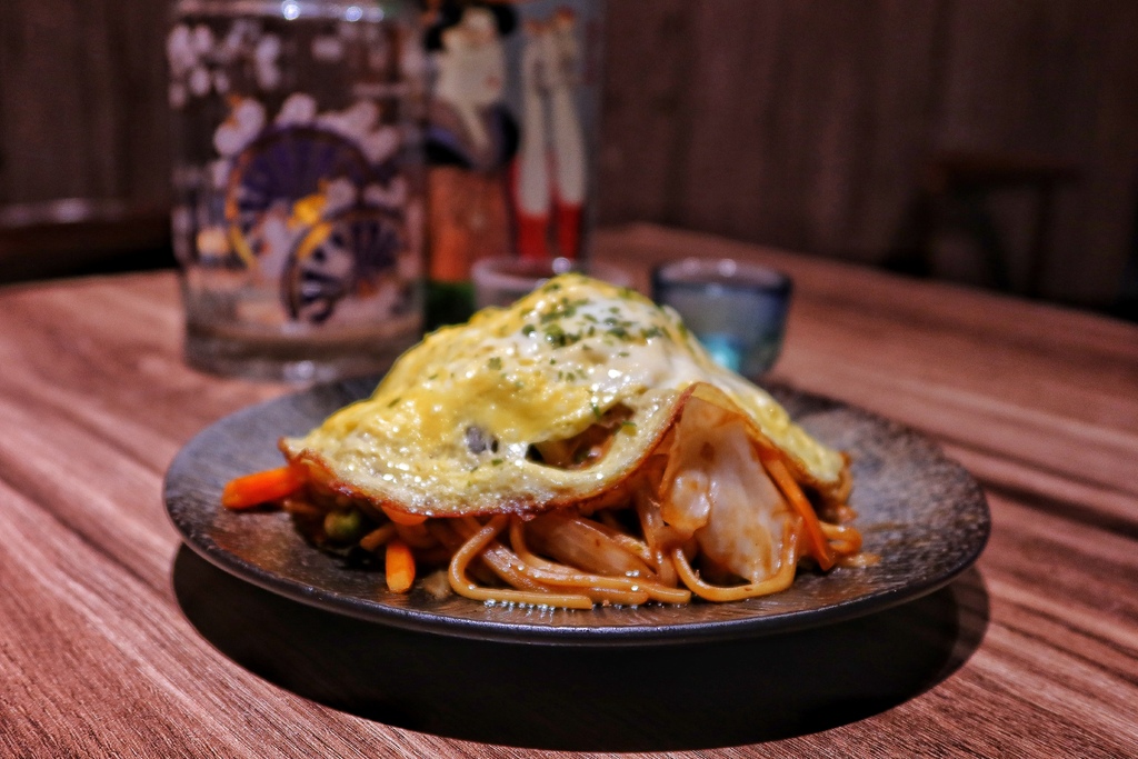 【南京三民美食】饕酒窩居酒屋，比臉大鯖魚一夜干，會牽絲的起司烘蛋太邪惡! @混血珊莎的奇幻旅程