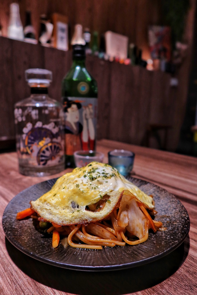 【南京三民美食】饕酒窩居酒屋，比臉大鯖魚一夜干，會牽絲的起司烘蛋太邪惡! @混血珊莎的奇幻旅程