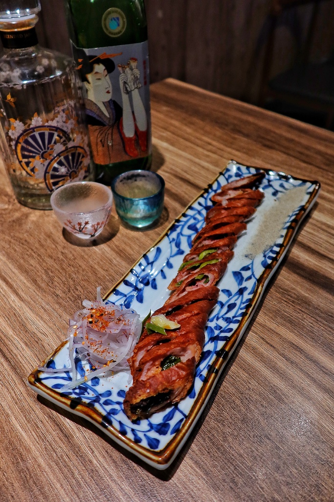 【南京三民美食】饕酒窩居酒屋，比臉大鯖魚一夜干，會牽絲的起司烘蛋太邪惡! @混血珊莎的奇幻旅程