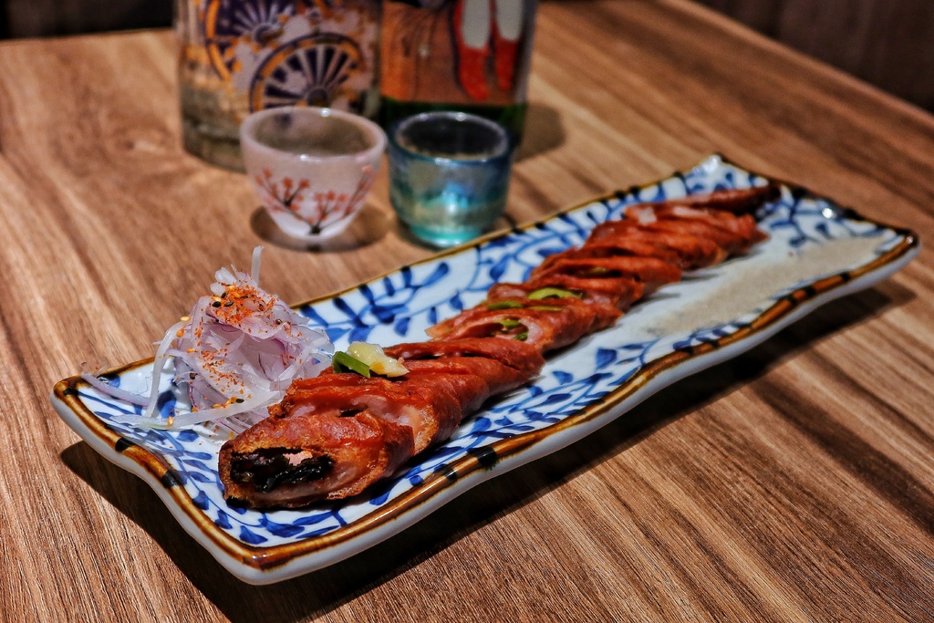 【南京三民美食】饕酒窩居酒屋，比臉大鯖魚一夜干，會牽絲的起司烘蛋太邪惡! @混血珊莎的奇幻旅程