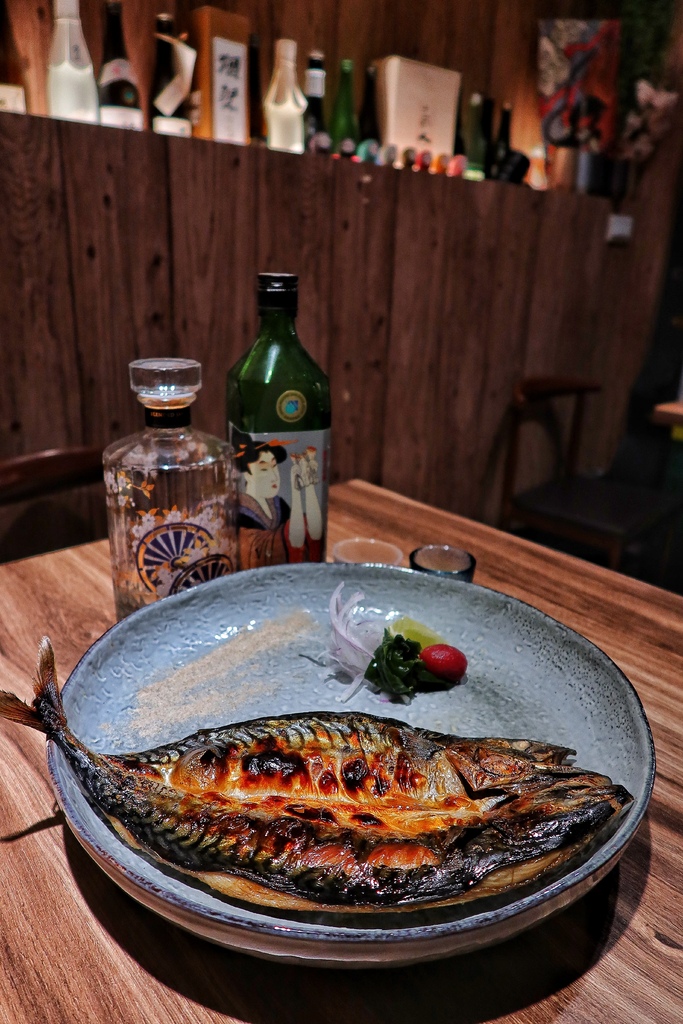 【南京三民美食】饕酒窩居酒屋，比臉大鯖魚一夜干，會牽絲的起司烘蛋太邪惡! @混血珊莎的奇幻旅程