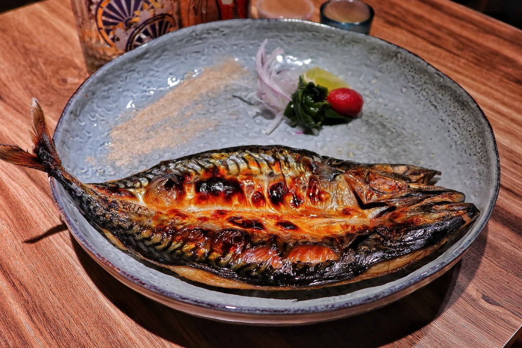 【南京三民美食】饕酒窩居酒屋，比臉大鯖魚一夜干，會牽絲的起司烘蛋太邪惡! @混血珊莎的奇幻旅程