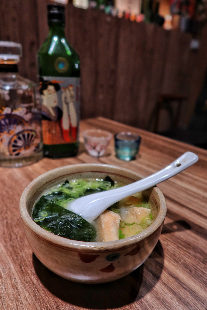 【南京三民美食】饕酒窩居酒屋，比臉大鯖魚一夜干，會牽絲的起司烘蛋太邪惡! @混血珊莎的奇幻旅程