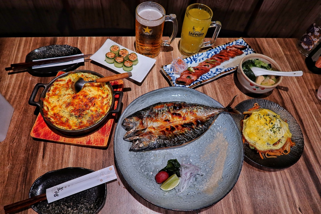 【南京三民美食】饕酒窩居酒屋，比臉大鯖魚一夜干，會牽絲的起司烘蛋太邪惡! @混血珊莎的奇幻旅程