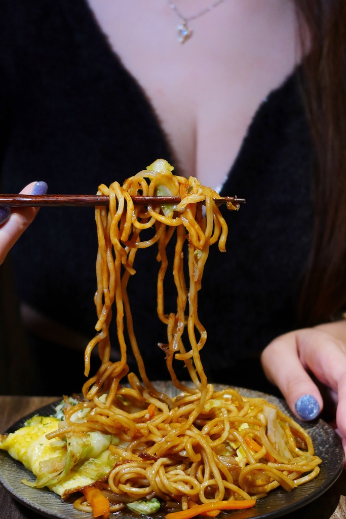 【南京三民美食】饕酒窩居酒屋，比臉大鯖魚一夜干，會牽絲的起司烘蛋太邪惡! @混血珊莎的奇幻旅程